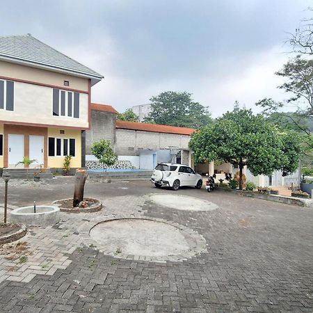 Villa Bukit Bunga Syariah Redpartner Pacet Mojokerto المظهر الخارجي الصورة