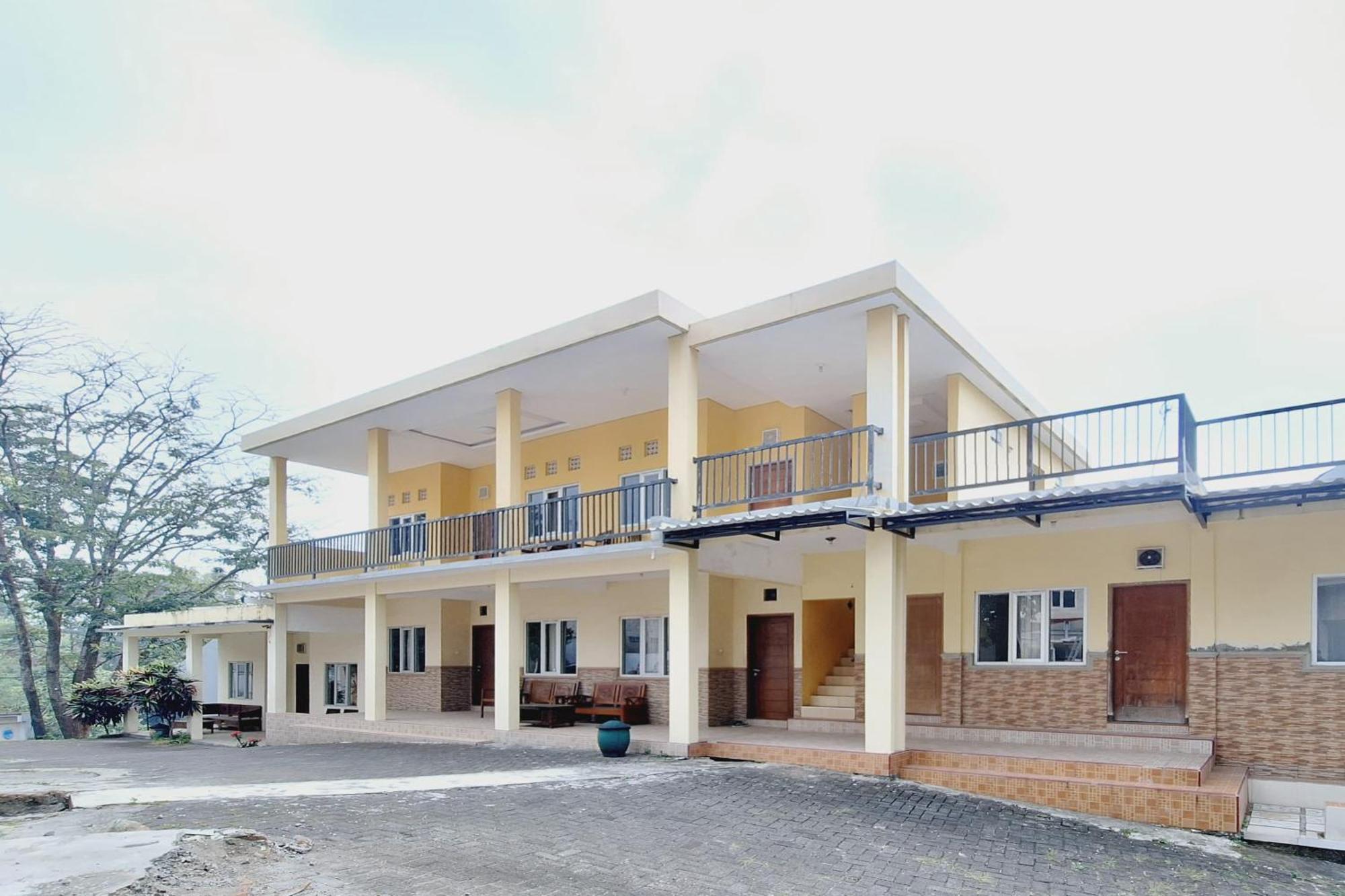 Villa Bukit Bunga Syariah Redpartner Pacet Mojokerto المظهر الخارجي الصورة