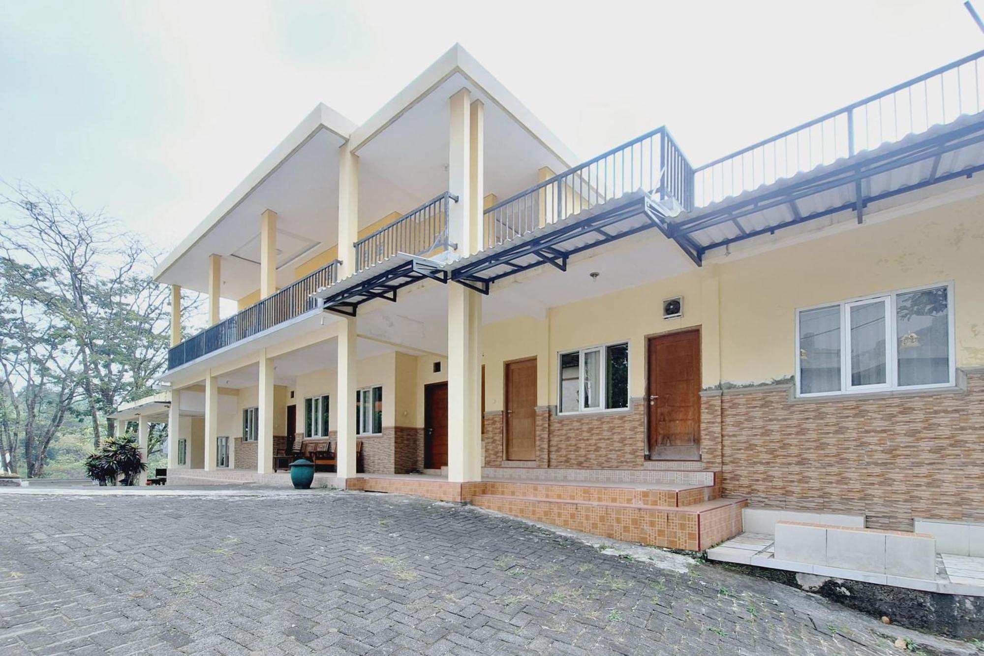 Villa Bukit Bunga Syariah Redpartner Pacet Mojokerto المظهر الخارجي الصورة