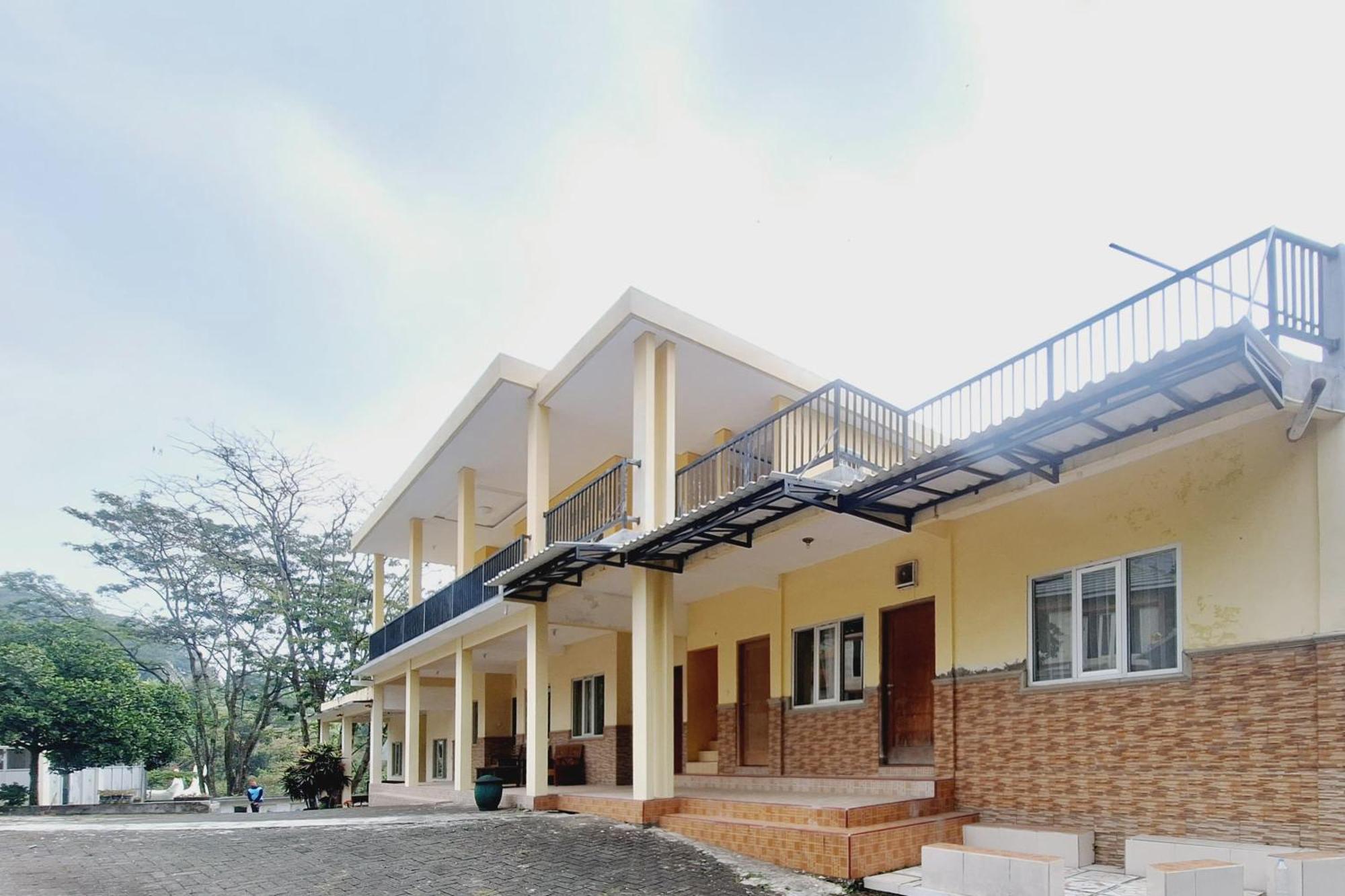 Villa Bukit Bunga Syariah Redpartner Pacet Mojokerto المظهر الخارجي الصورة